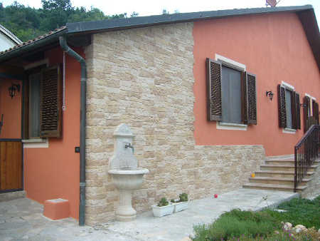Rivestimento di muro esterno con problemi di salnitro con pannelli in finta pietra  Monte Cobrizio 004